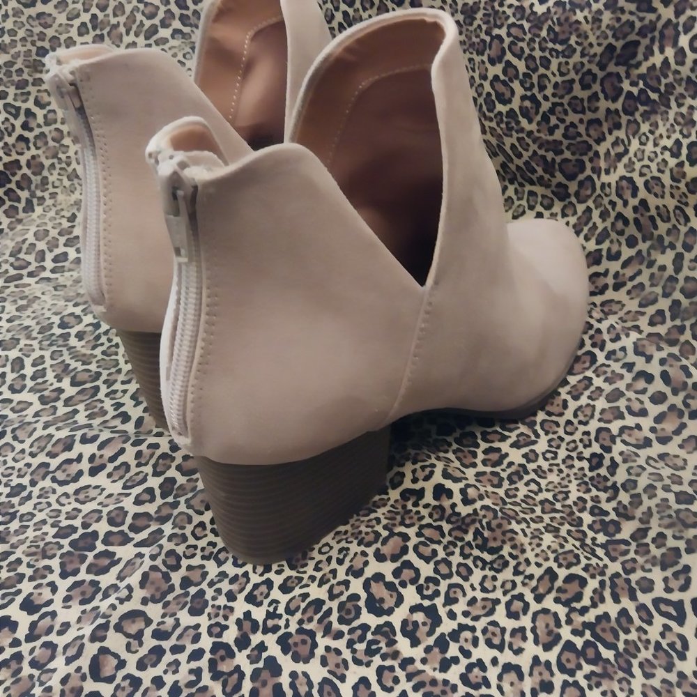 2558 Size 8.5 Wide So Tan Booties - Picture 2 of 6